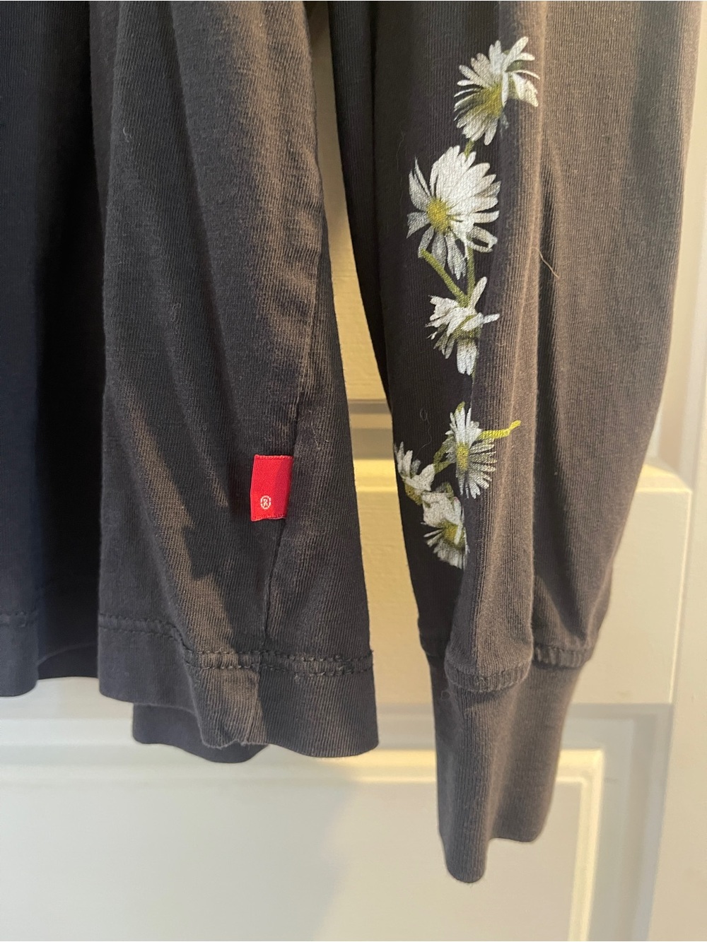LEVI’S Faded Black Long Sleeve Tee with Daisy Print Details - Picture 3 of 7
